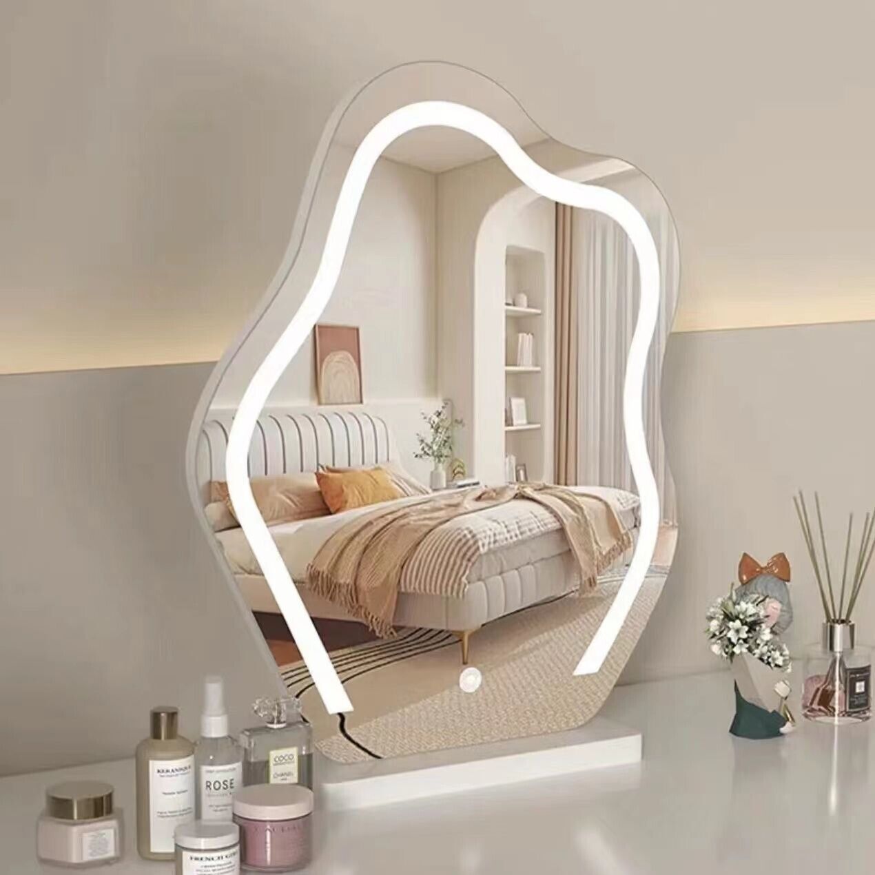 Specchio Vanity a Forma di Nuvola – con Luci LED a 3 Tonalità